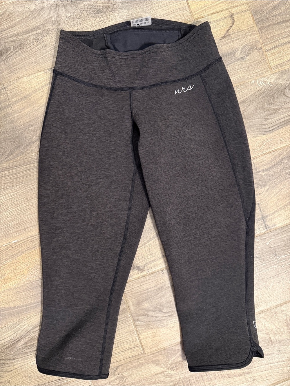 NRS Hydro Skin 0.5 capri length Pants Small black grey